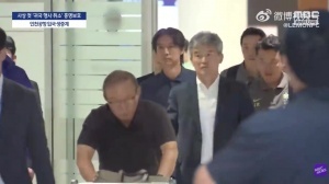 凌晨四点抵韩的洪明甫教练，仍旧未能避免球迷的愤怒呼声。