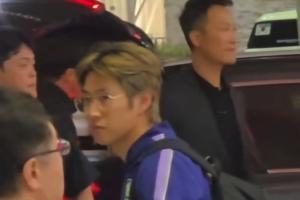 韩国球迷在机场对洪明甫进行指责，李刚仁在一旁静默注视球迷，沉思良久