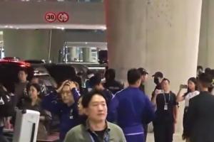 韩国队在机场被球迷狂骂：**种洪明甫！年薪还回来！