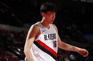 杨瀚森与卡尔森争夺第三中锋位置 球队培养计划逐步推进 他需迅速成长