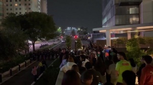墨西哥球迷深夜在英酒店外鼓乐喧天，安保置之不理